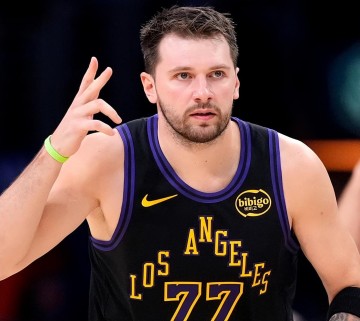 NBA免费直播-42分5板12助0失误！东契奇一战刷爆多项NBA纪录，三分王有悬念了